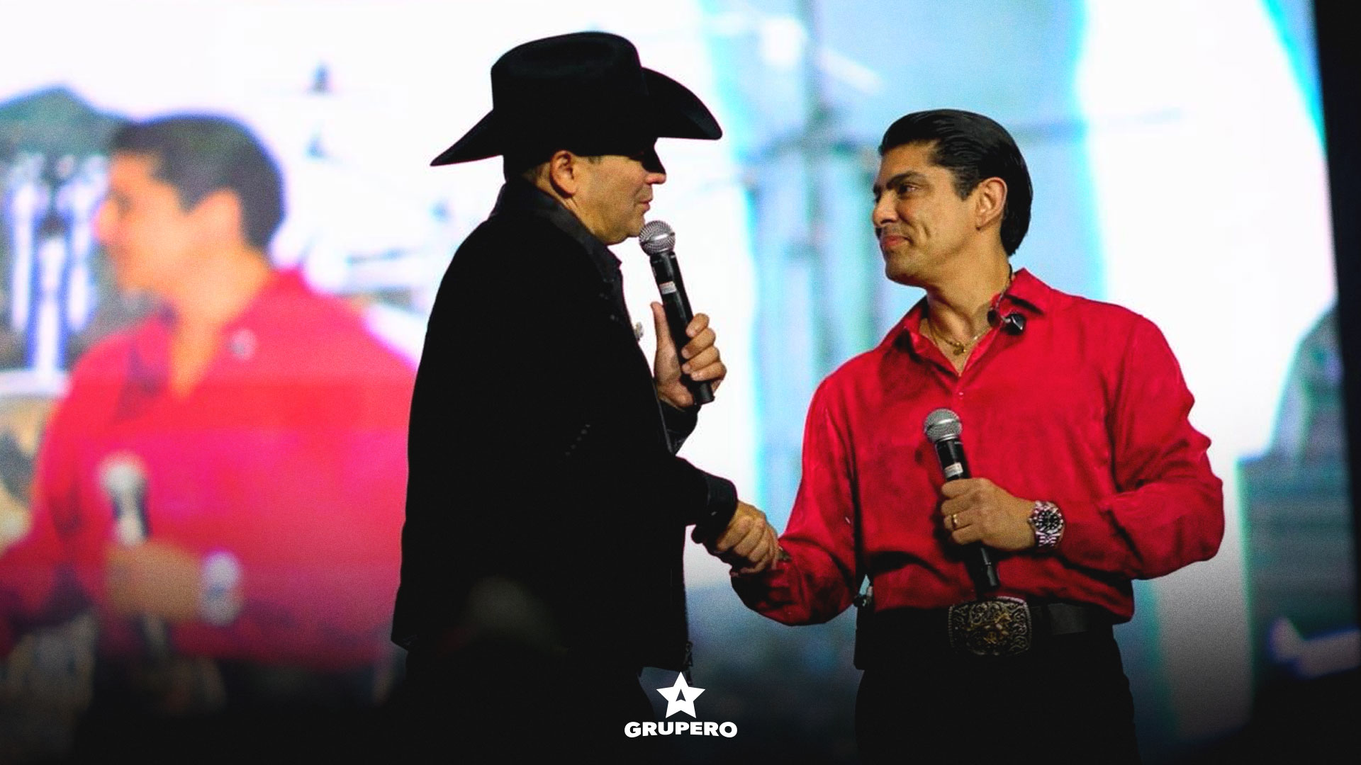 Bobby Pulido saluda a Roberto Pulido durante el Festival Vive México