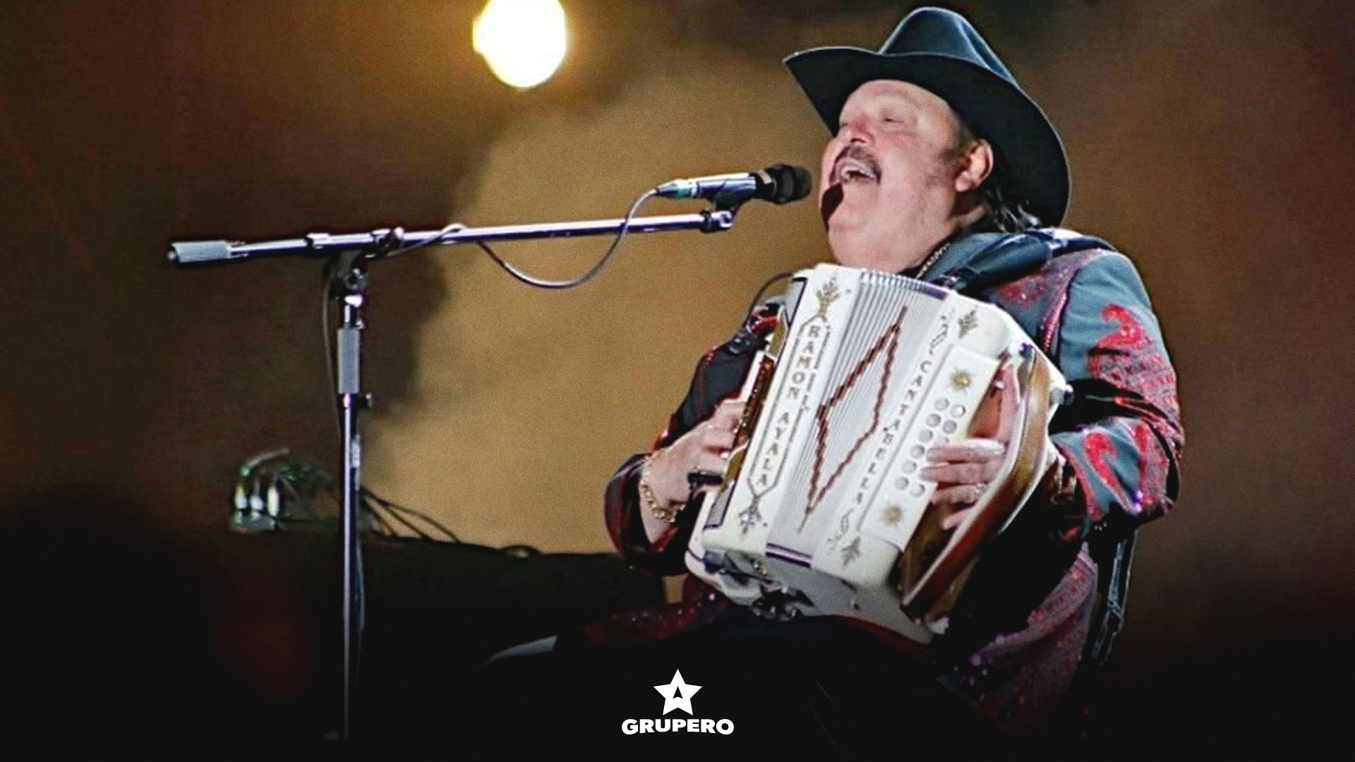 Ramón Ayala canta y toca el acordeón durante un concierto
