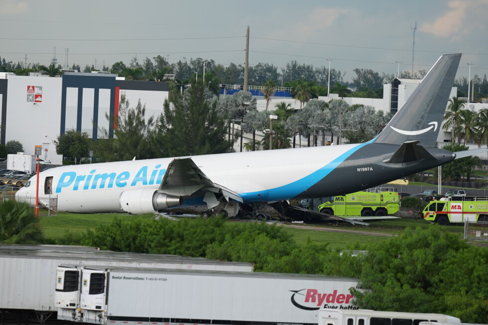 Avión de carga Prime Air fuera de la pista en Miami