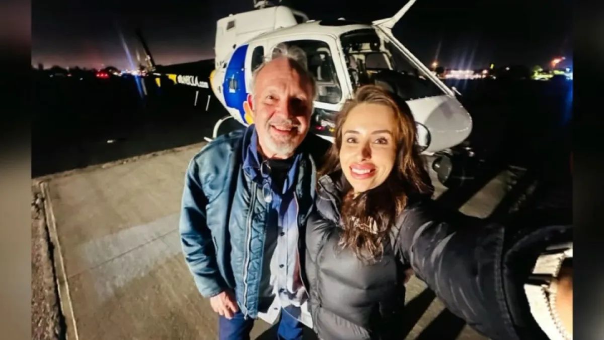 El piloto George Marciniw y la periodista Eliana Moreno frente al helicóptero de noticias