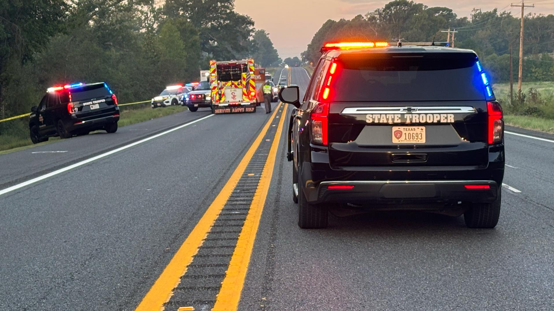 Autoridades mantienen cerrada una sección de Highway 31 en Smith County durante la investigación de un accidente fatal