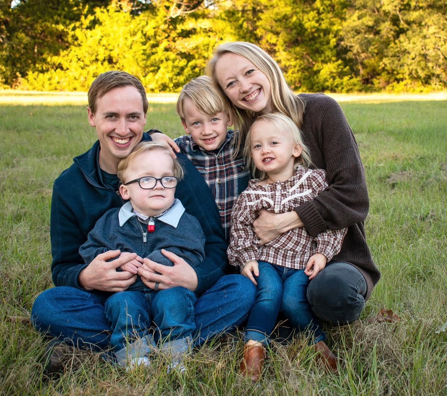El oficial Josiah Baxter junto a su esposa y sus tres hijos
