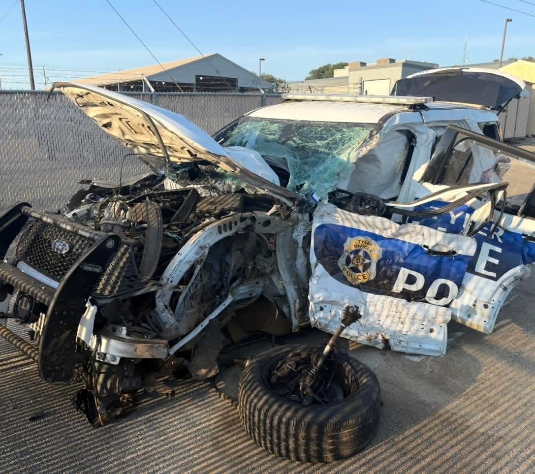 Patrulla de la Policía de Tyler severamente dañada después del accidente en el que resultó herido el oficial Josiah Baxter