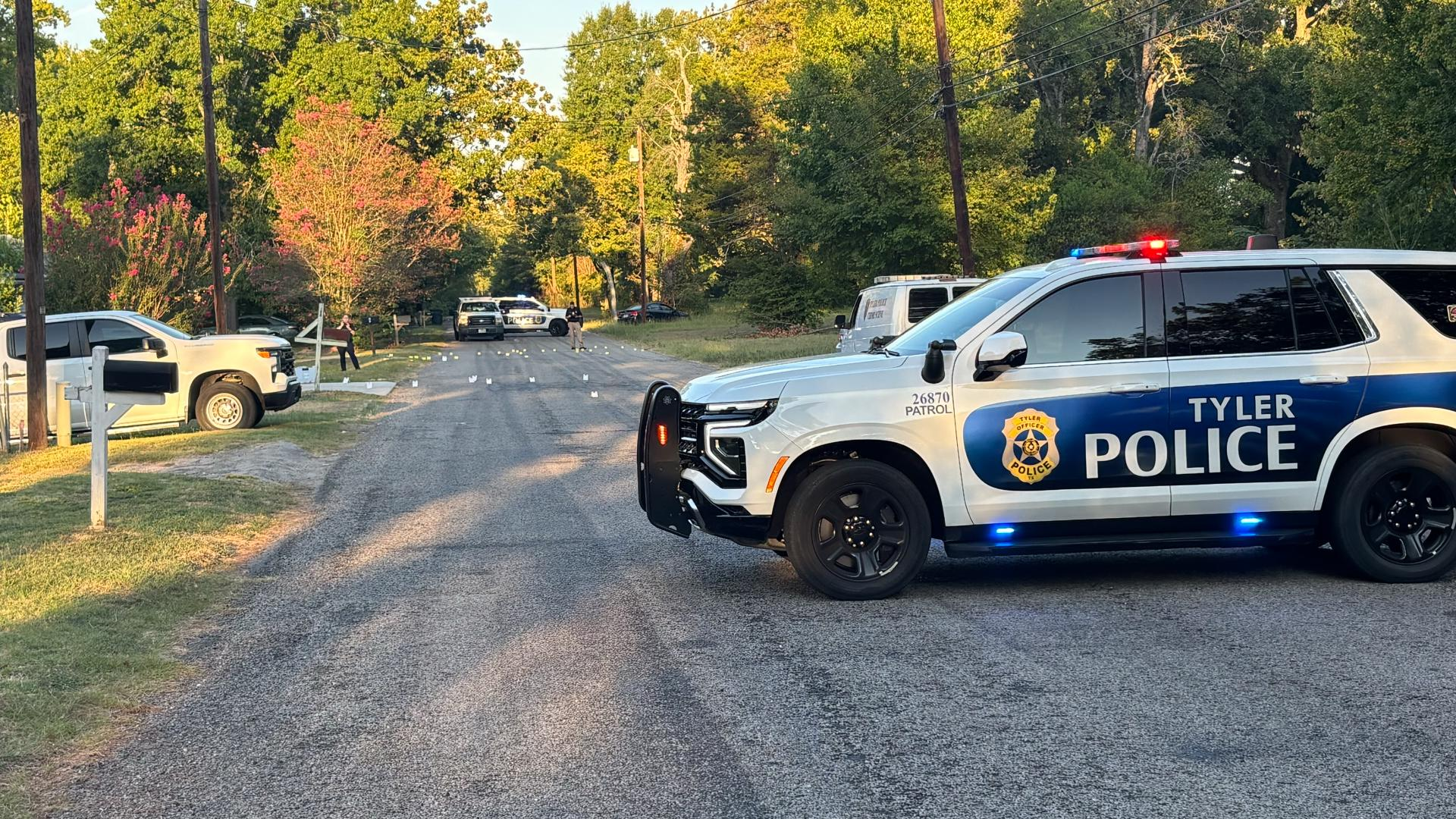 Policía de Tyler investiga una escena en Lake Placid Road donde se observan marcadores de evidencia sobre la calle