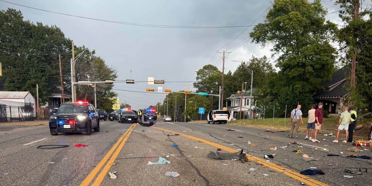 Vehículos de emergencia y escombros en West Grand Avenue después del choque