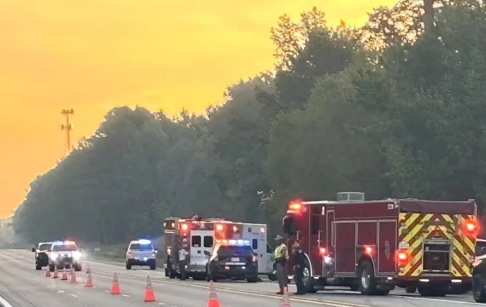 Vehículos de emergencia responden al choque ocurrido sobre Highway 31 East