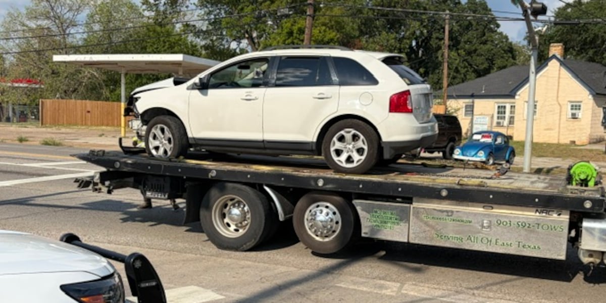 Camioneta sobre una grúa después del choque en Tyler