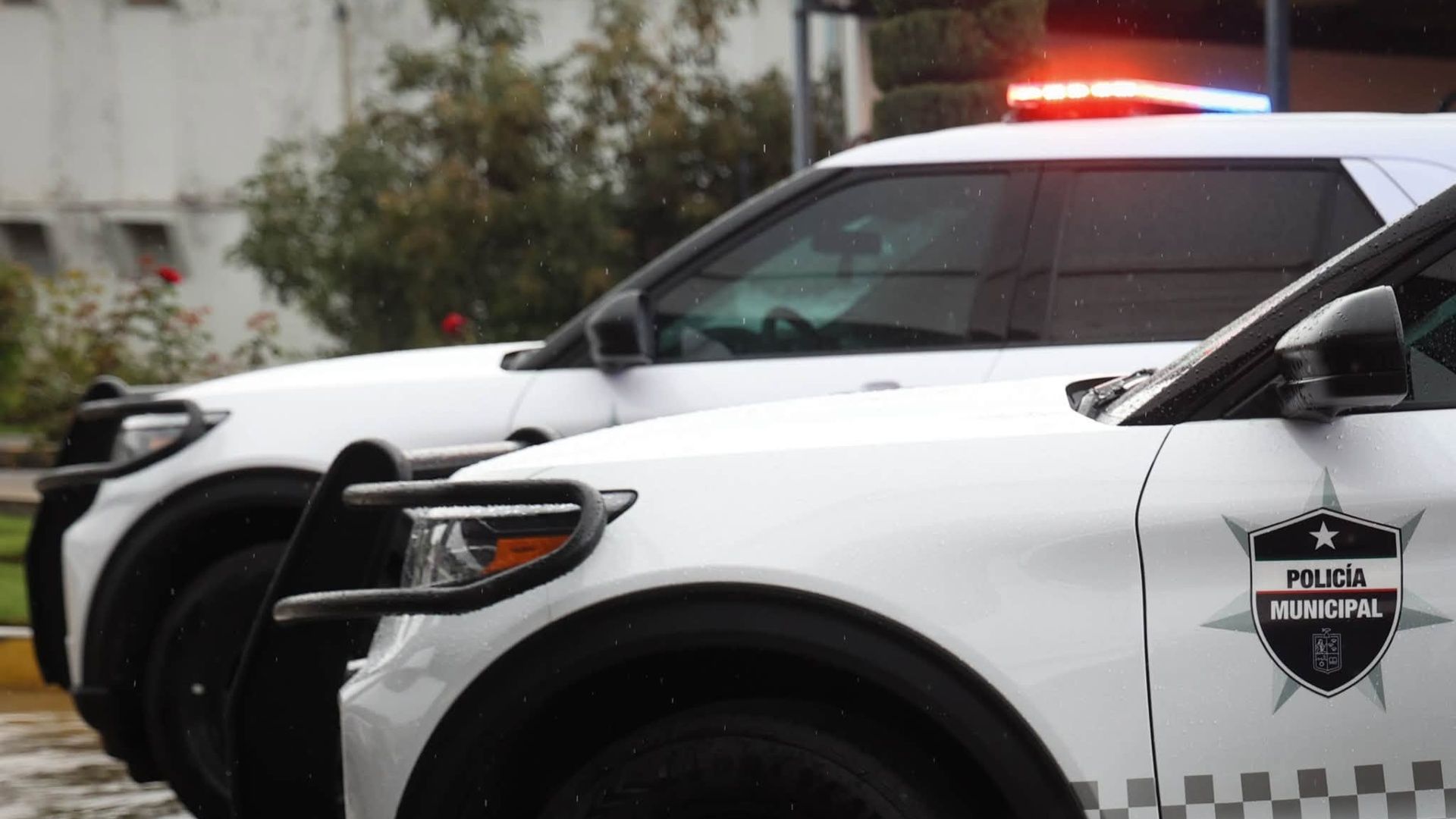 Vehículos de la Policía Municipal durante un operativo en Michoacán